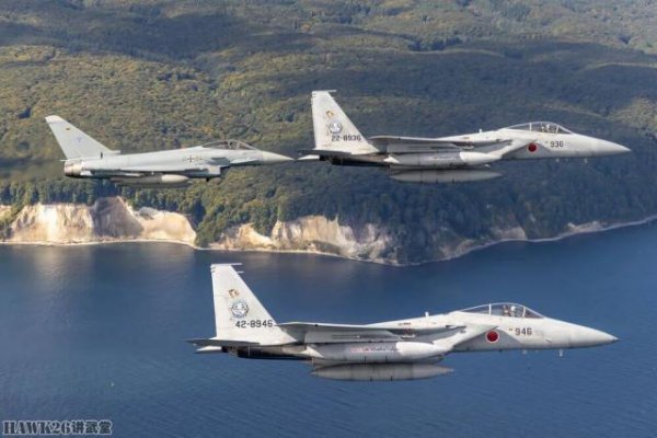 客新策略 德国空军和日本空自战机编队飞越德国本土 两国将军空中握手作秀